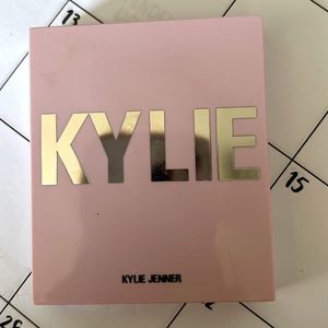 KYLIE Pressed Illuminating Powder